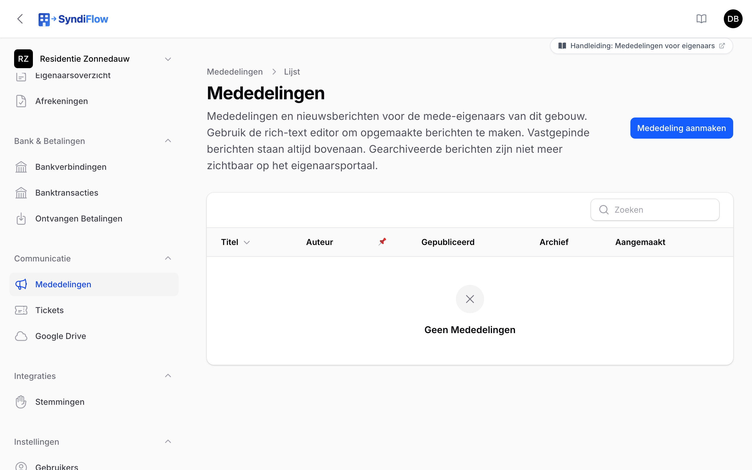 De lijst met mededelingen van een gebouw met titel, auteur, publicatiedatum en acties