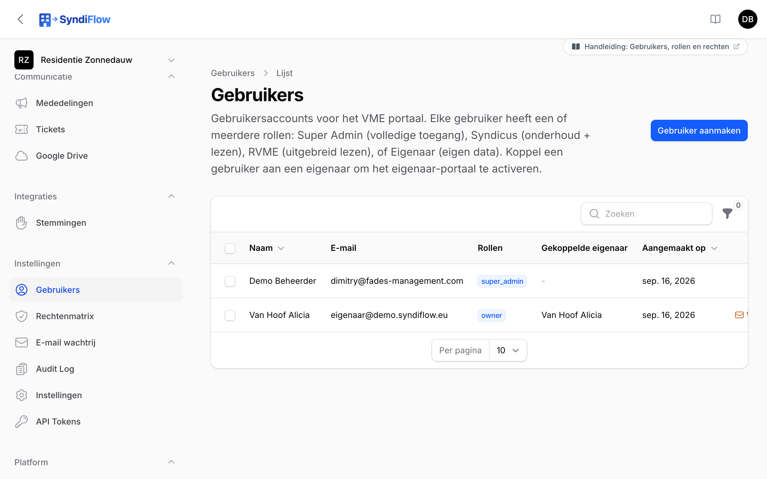 De gebruikerslijst met naam, e-mail, rollen en gekoppelde eigenaar