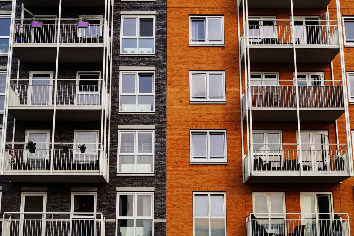 Gevel van een appartementsgebouw met balkons